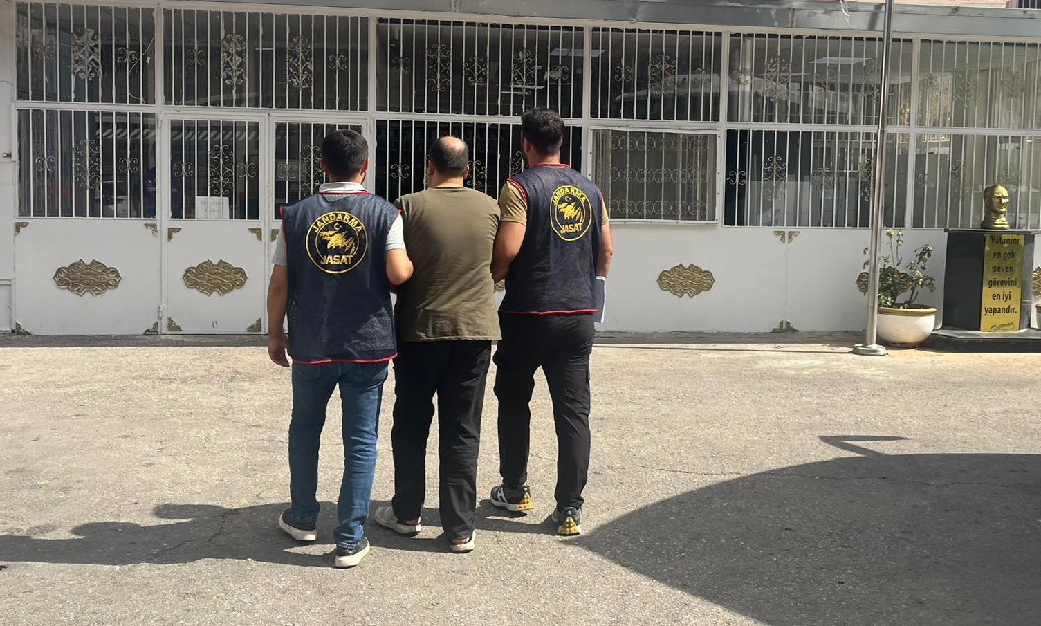Gaziantep’te, FETÖ üyeliğinden kesinleşmiş hapis cezası bulunan İ.B., jandarma ekiplerince