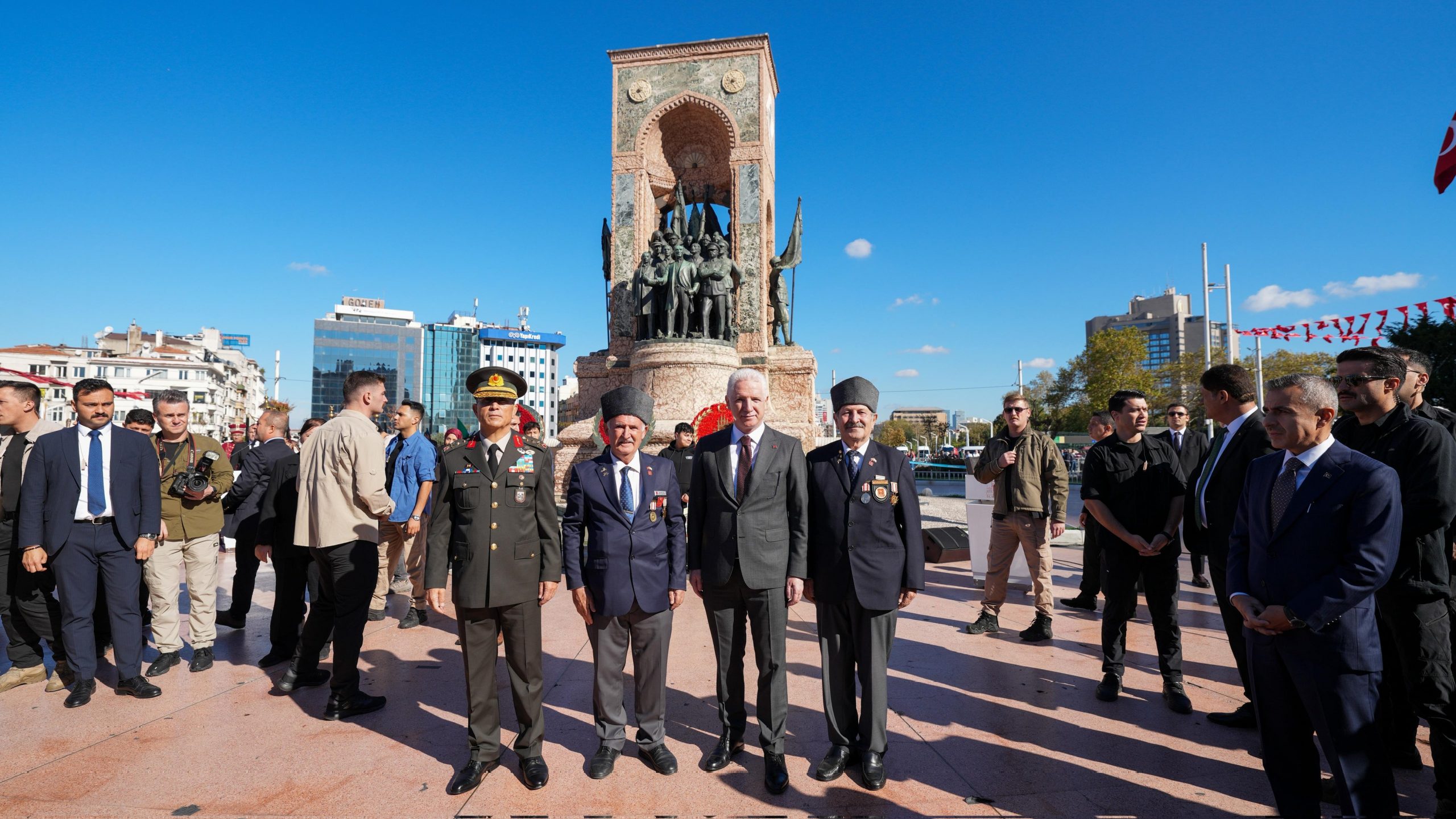 İstanbul’un düşman işgalinden kurtuluşunun 102’nci yıl dönümü, Taksim’deki Cumhuriyet Anıtı