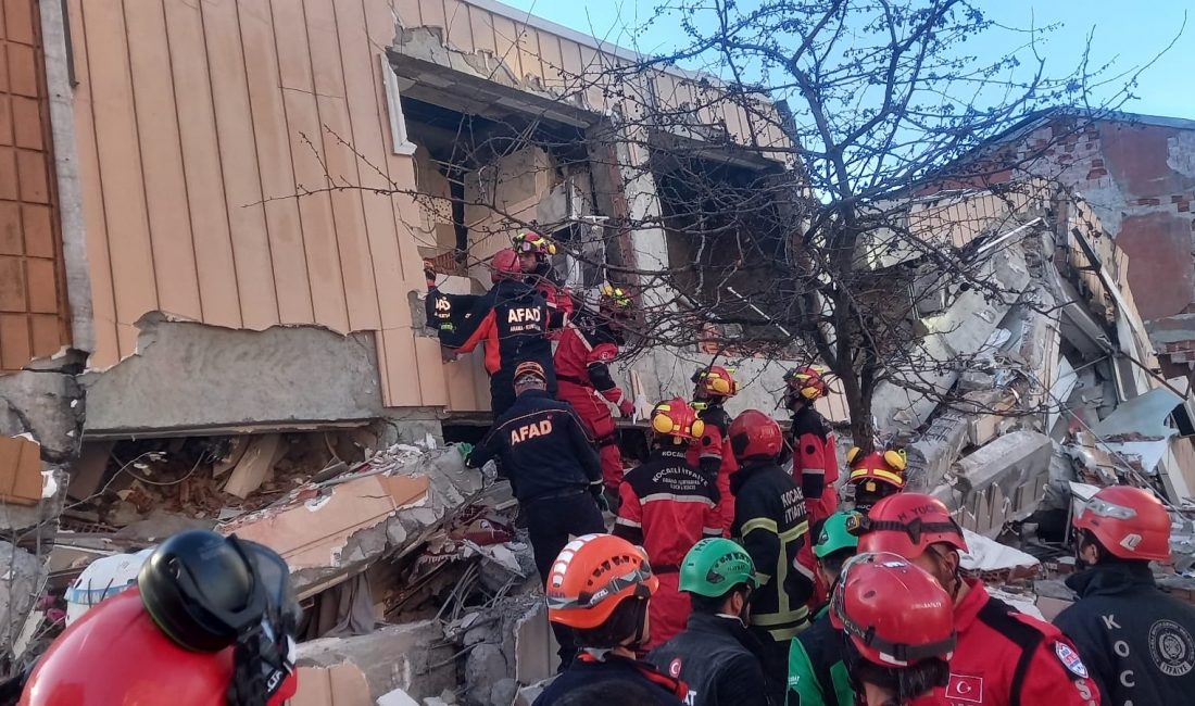 Kocaeli Gebze’de Çöken Binadan Acı Haber 5 Kişilik Aileden Bir Kişinin Cansız Bedenine Ulaşıldı Kocaeli’nin Gebze