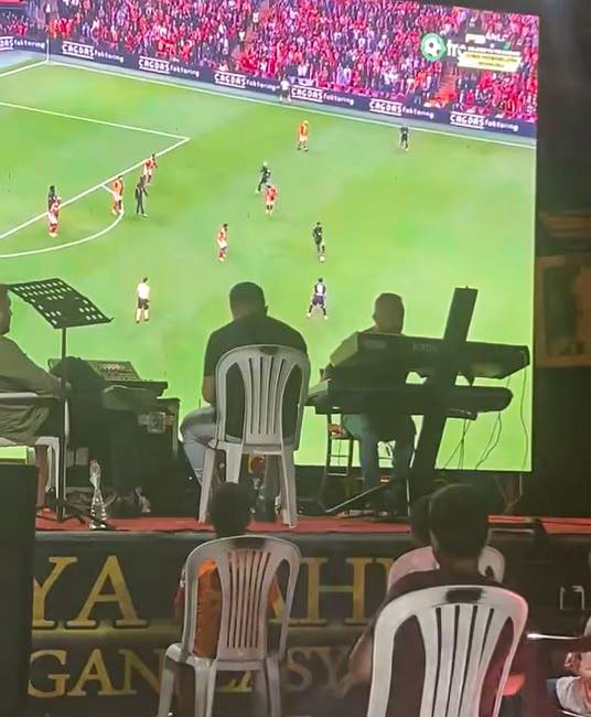 Adana’da düzenlenen bir düğünde, damadın isteği üzerine Galatasaray-Beşiktaş derbisi dev