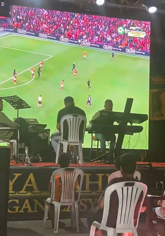 Adana’da düzenlenen bir düğünde, damadın isteği üzerine Galatasaray-Beşiktaş derbisi dev