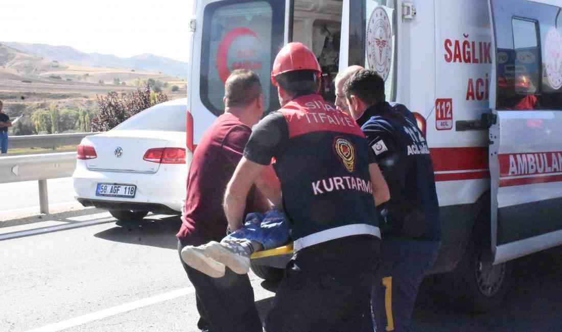 &nbsp; Sivas-Ankara kara yolunda hafif ticari araç ile otomobilin çarpışması