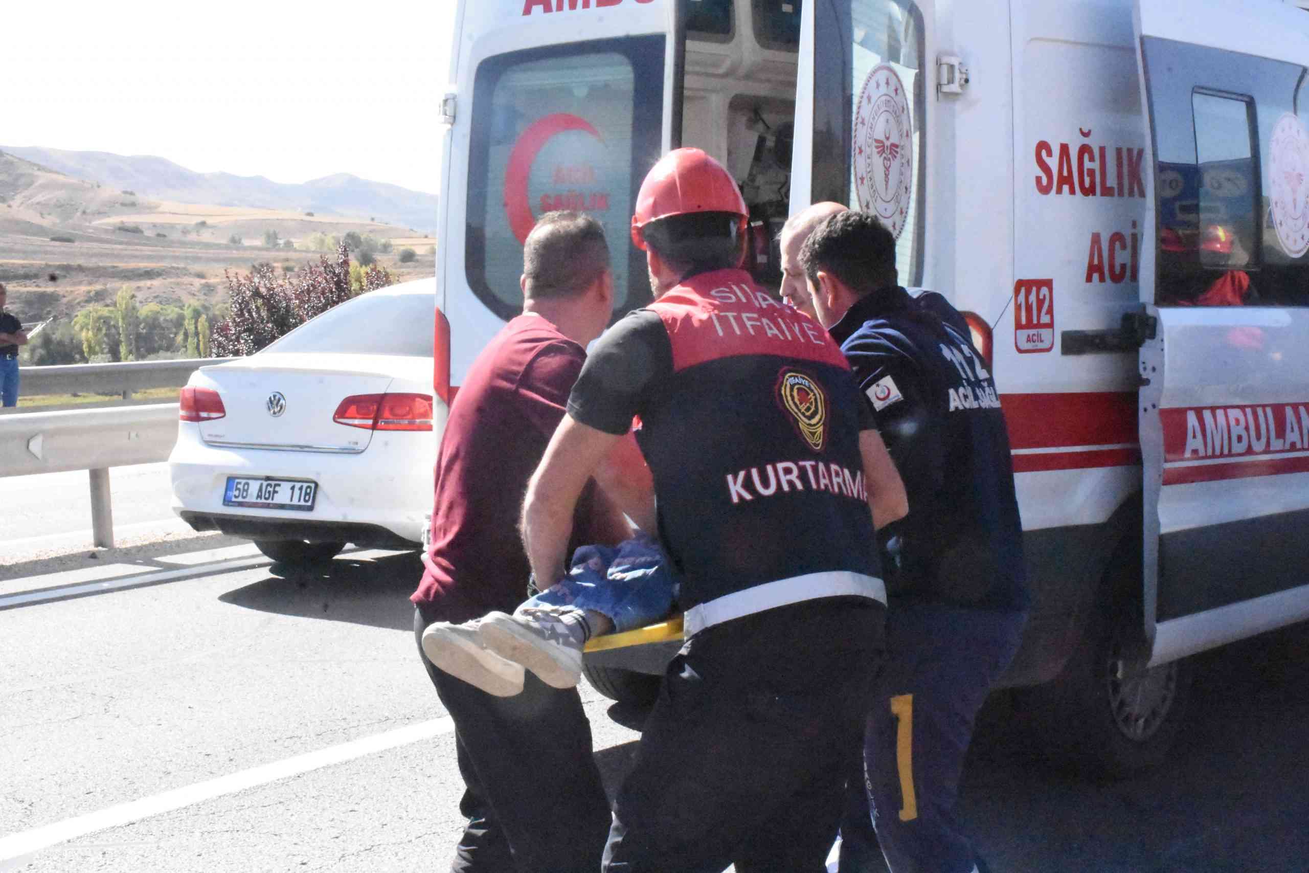 &nbsp; Sivas-Ankara kara yolunda hafif ticari araç ile otomobilin çarpışması