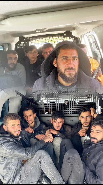 Hatay’ın Reyhanlı ilçesinde polis tarafından durdurulan araçta 11 kaçak göçmen