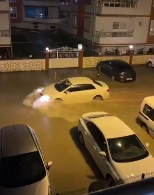   Hatay’ın Yayladağı ilçesinde akşam saatlerinde etkili olan sağanak yağış,