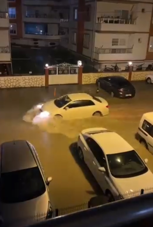   Hatay’ın Yayladağı ilçesinde akşam saatlerinde etkili olan sağanak yağış,
