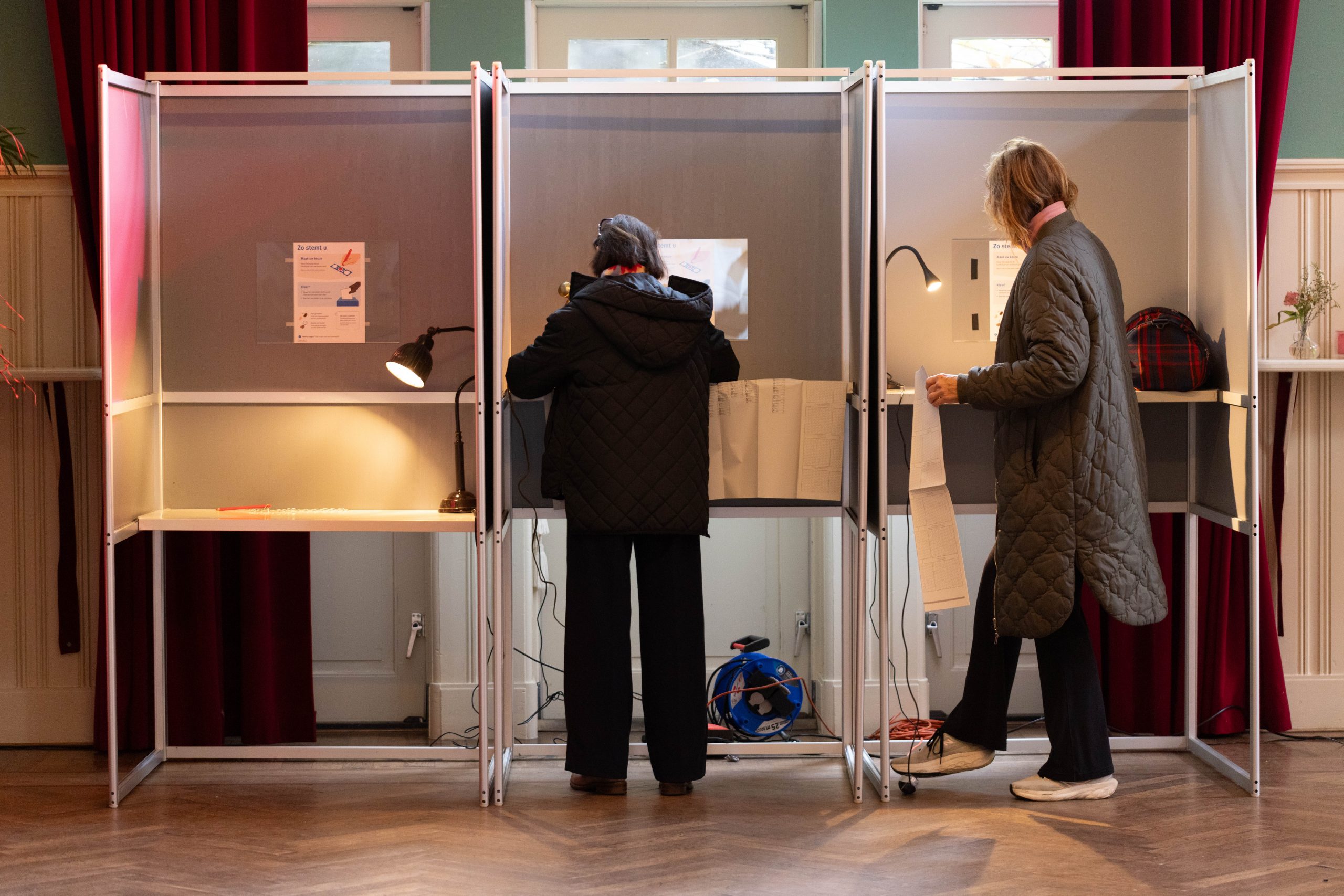 Hollanda’da düzenlenen genel seçimlerde, ilk sandık çıkış anketlerine göre Rob