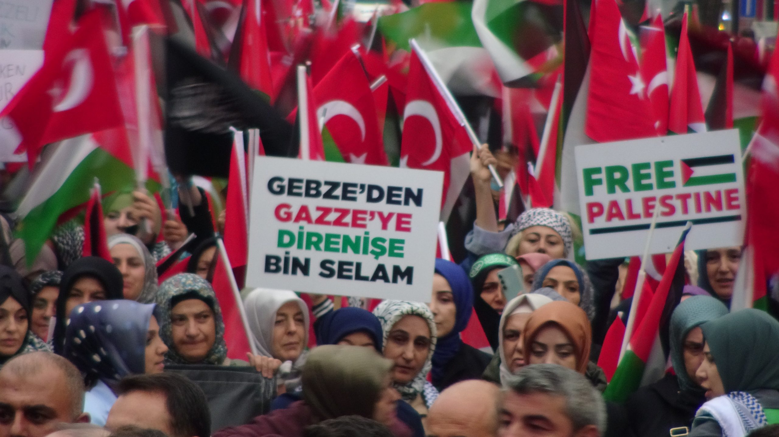 Kocaeli’nin Gebze ilçesinde, İsrail’in Gazze’ye yönelik saldırılarını kınamak amacıyla yüzlerce