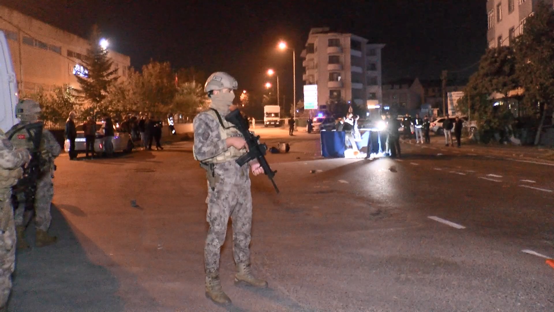 İstanbul Arnavutköy’de gece saatlerinde düzenlenen silahlı saldırıda bir kişi yaşamını