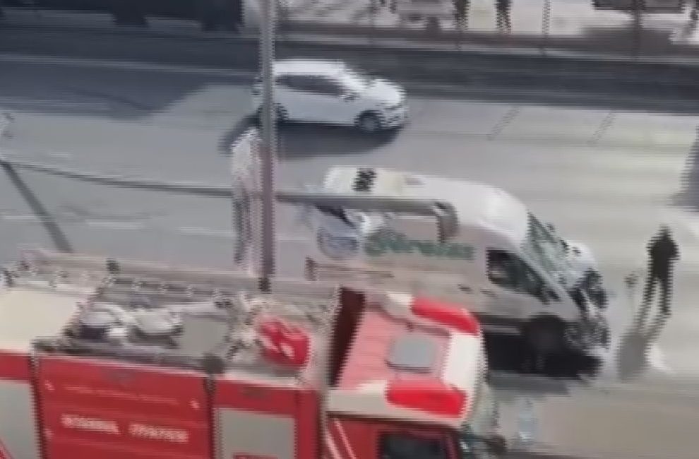 Avcılar D-100 Karayolu’nda sürücüsünün direksiyon hakimiyetini kaybettiği minibüs, refüjdeki aydınlatma