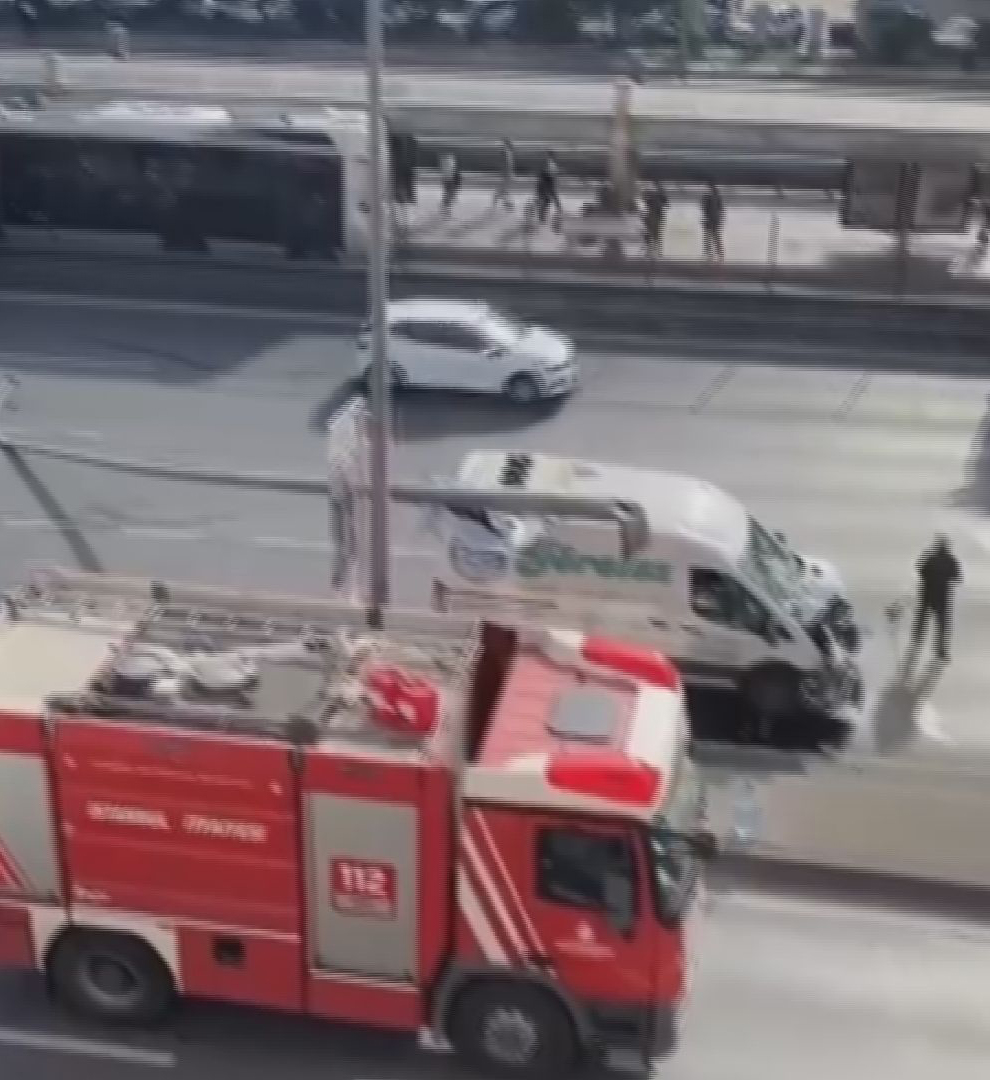 Avcılar D-100 Karayolu’nda sürücüsünün direksiyon hakimiyetini kaybettiği minibüs, refüjdeki aydınlatma