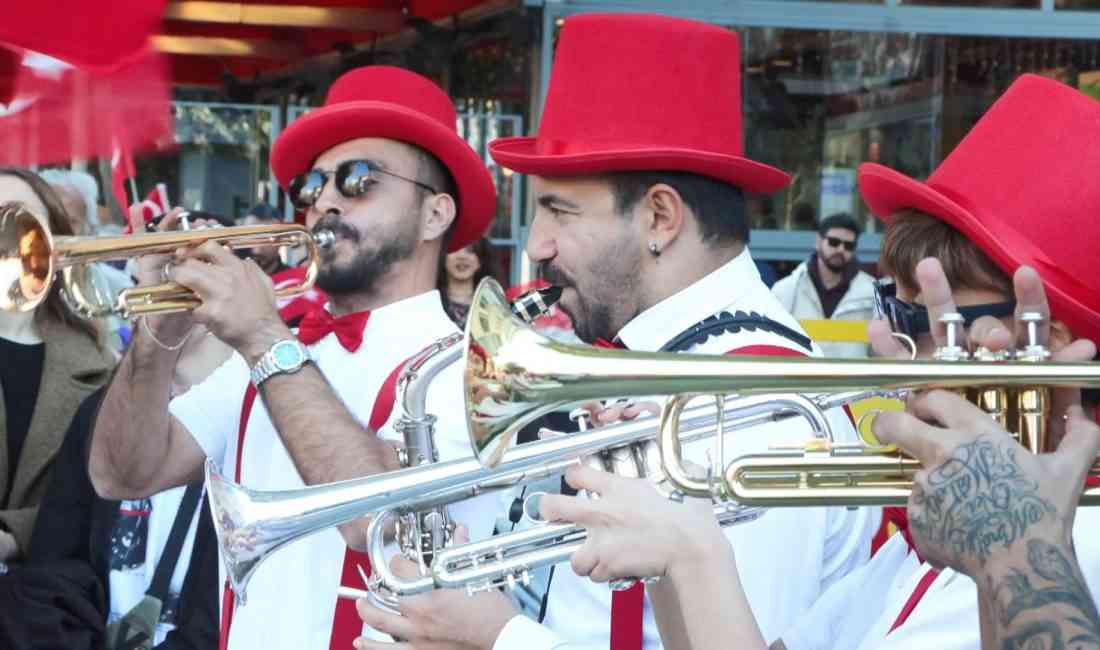 Cumhuriyet’in 102’nci yılı, İstanbul Kadıköy’deki Bağdat Caddesi’nde gün boyu süren