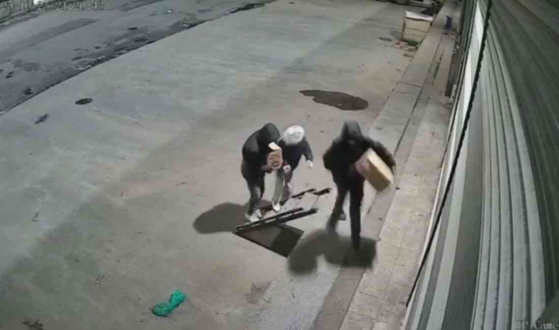 İstanbul Bayrampaşa’da bir iş yerinin önünde bulunan güvercin kafesleri, kimliği