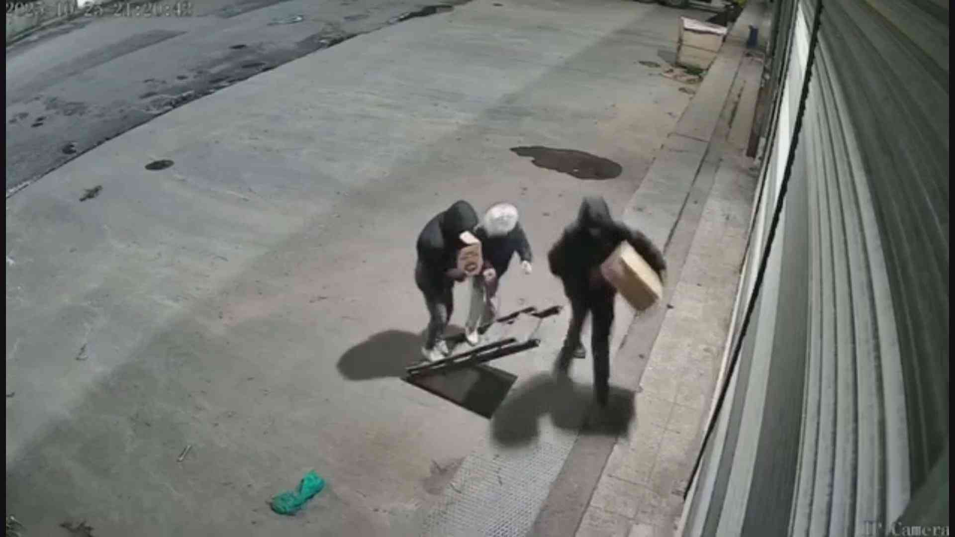 İstanbul Bayrampaşa’da bir iş yerinin önünde bulunan güvercin kafesleri, kimliği