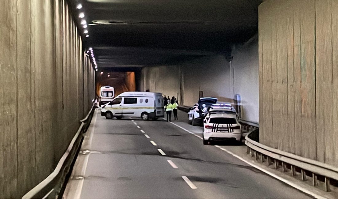 Beşiktaş’ta Alt Geçitte Motosiklet Kazası: 1 Ölü, 1 Yaralı   İstanbul’un Beşiktaş ilçesinde seyir halindeki bir motosikletin alt geçitte