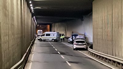   İstanbul’un Beşiktaş ilçesinde seyir halindeki bir motosikletin alt geçitte