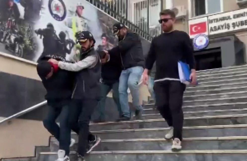 Beylikdüzü’nde ‘Polisiz’ Diyerek 23 Milyon Liralık Dolandırıcılık: 4 Şüpheli Yakalandı İstanbul’un Beylikdüzü ilçesinde kendilerini polis olarak tanıtarak bir çifti 23