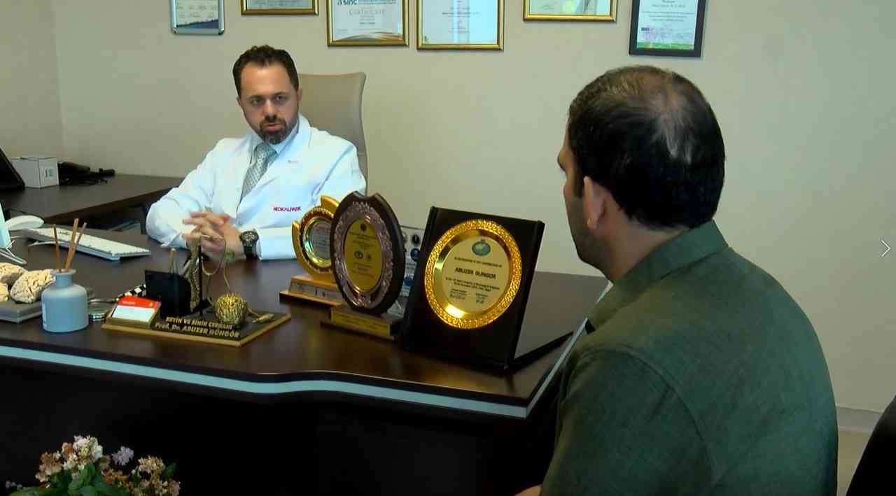 Adana’da yaşayan 30 yaşındaki güvenlik görevlisi Adem Şimşek, beyninde 15