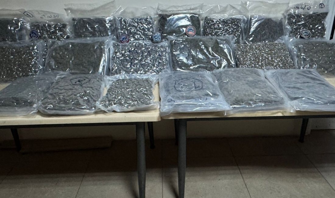 İstanbul’da polis ekiplerinin gerçekleştirdiği denetimlerde, Beyoğlu’nda polisin ‘dur’ ihtarına uymayan