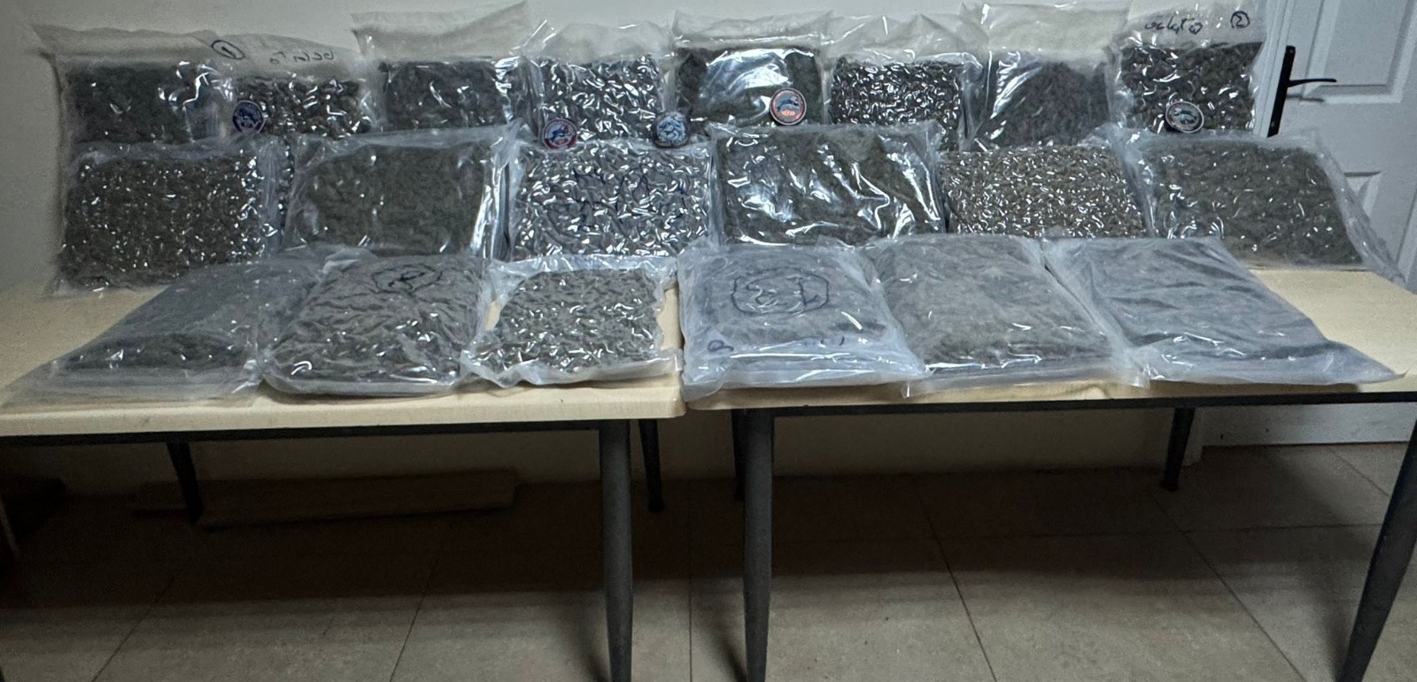 İstanbul’da polis ekiplerinin gerçekleştirdiği denetimlerde, Beyoğlu’nda polisin ‘dur’ ihtarına uymayan