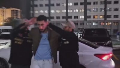   İstanbul’un Beyoğlu ilçesinde, bir kişinin boynuna tasma taktığı kadını