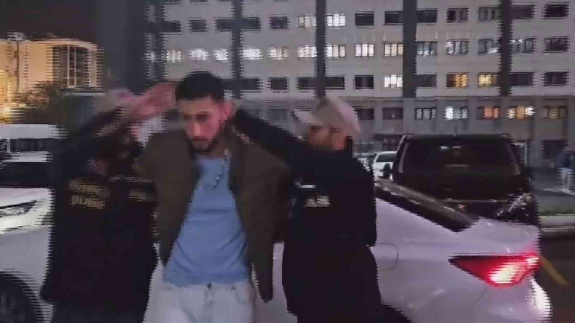 &nbsp; İstanbul’un Beyoğlu ilçesinde, bir kişinin boynuna tasma taktığı kadını