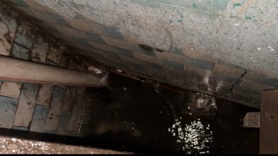 İstanbul’un Beyoğlu ilçesinde etkili olan sağanak yağış, cadde üzerindeki rögarın