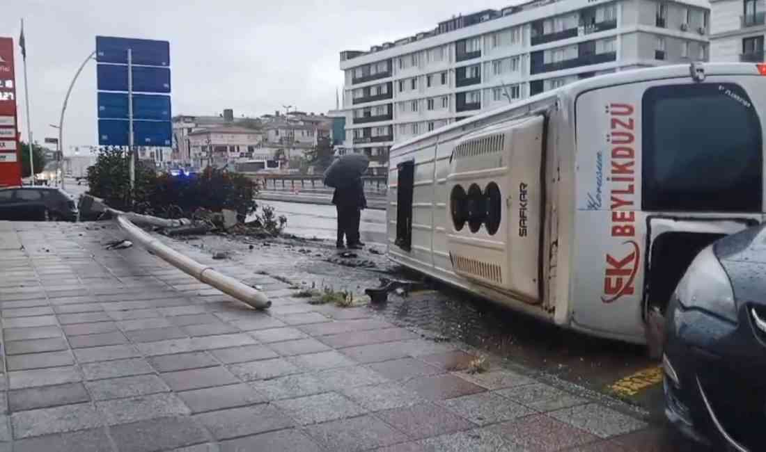 İstanbul’un Büyükçekmece ilçesinde, sürücüsünün direksiyon hakimiyetini kaybettiği şehirlerarası yolcu minibüsü,