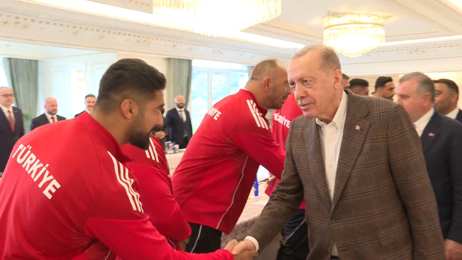 Cumhurbaşkanı Recep Tayyip Erdoğan, İstanbul’daki programlarının ardından Vahdettin Köşkü’nde, aralarında