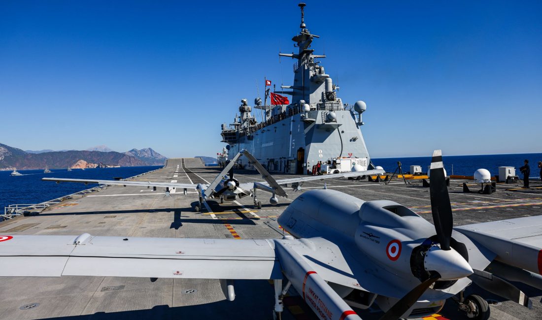   Türkiye’nin ilk SİHA gemisi TCG Anadolu’dan havalanan iki Bayraktar