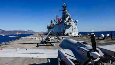 &nbsp; Türkiye’nin ilk SİHA gemisi TCG Anadolu’dan havalanan iki Bayraktar