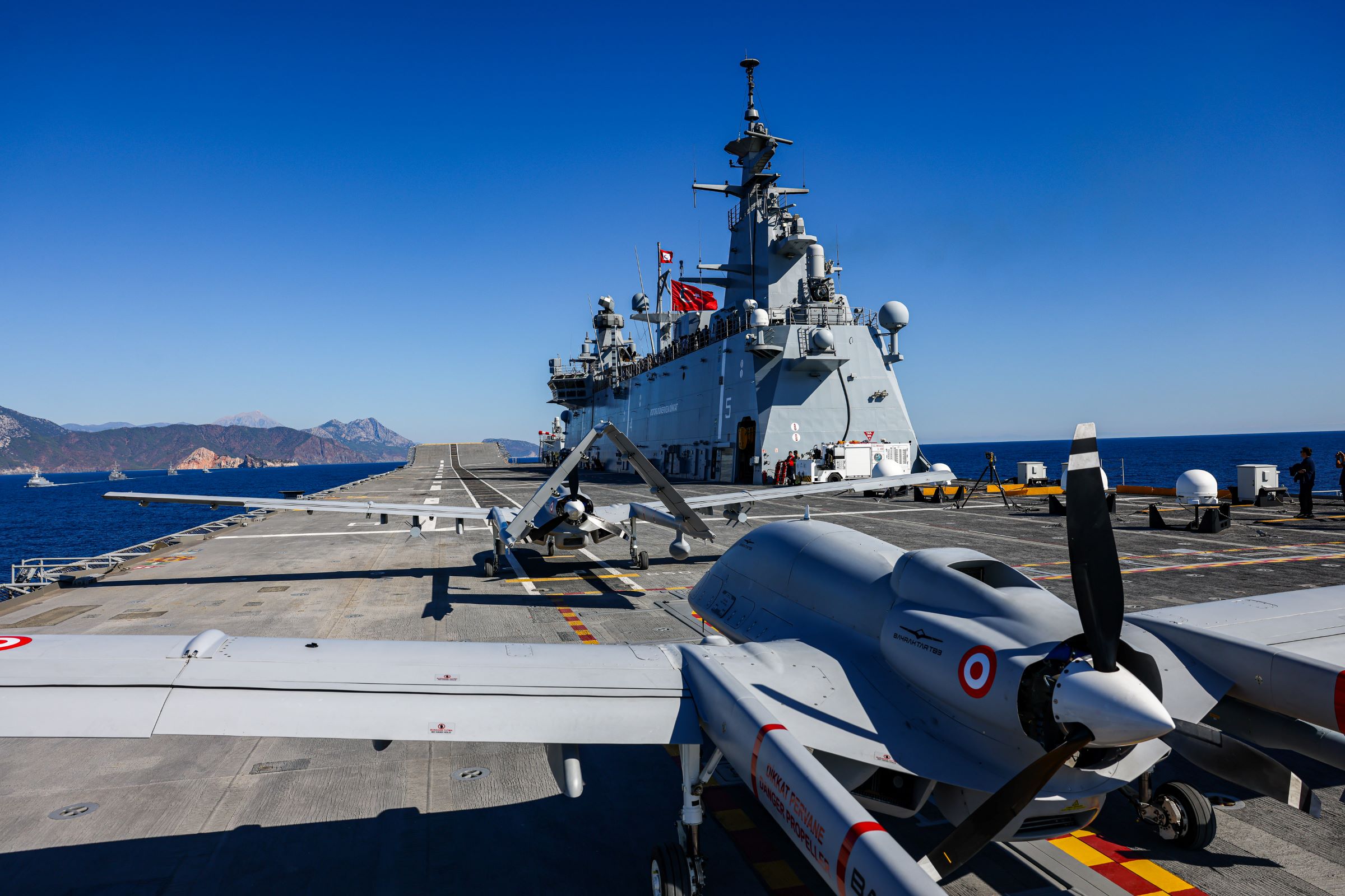   Türkiye’nin ilk SİHA gemisi TCG Anadolu’dan havalanan iki Bayraktar