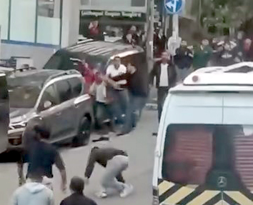 Esenyurt’ta Akraba Aileler Arasında Kavga: 1 Ölü, 4 Yaralı   İstanbul’un Esenyurt ilçesinde akraba iki aile arasında çıkan bıçaklı