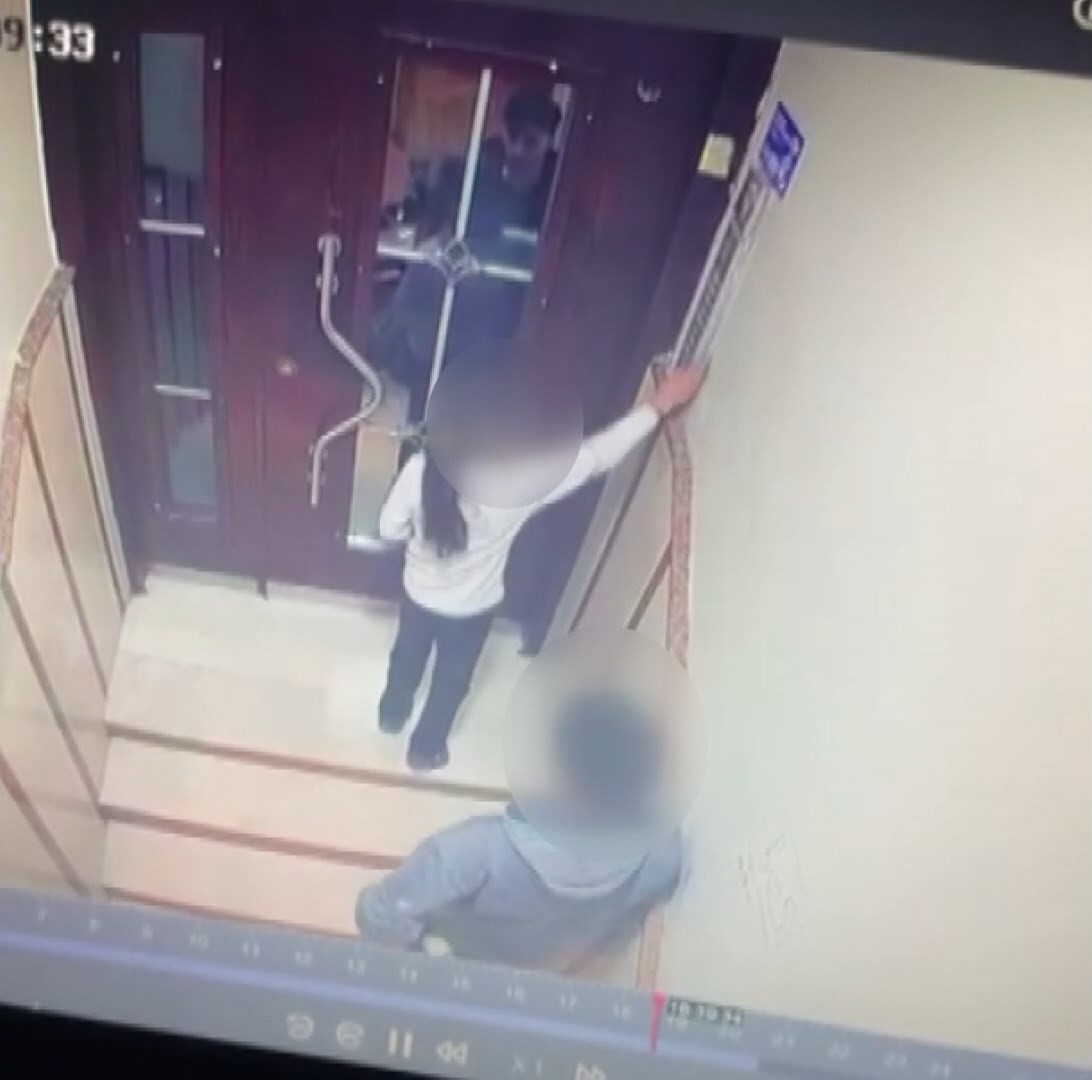 İstanbul Esenyurt’ta kimliği belirsiz bir kişi, sokak üzerindeki bir binanın