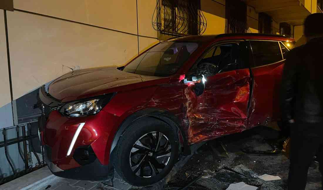 İstanbul’un Eyüpsultan ilçesinde, sürücüsünün direksiyon hakimiyetini kaybettiği otomobil, park halindeki