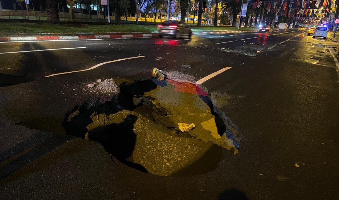 Fatih’te Sağanak Sonrası Yol Çöktü: Takla Atan Taksici Yaralandı İstanbul’un Fatih ilçesinde etkili olan sağanak yağışın ardından Vatan Caddesi’nde
