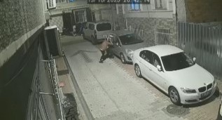 İstanbul Fatih’te bir erkek, kendisine vurduğu iddia edilen kadını sokak