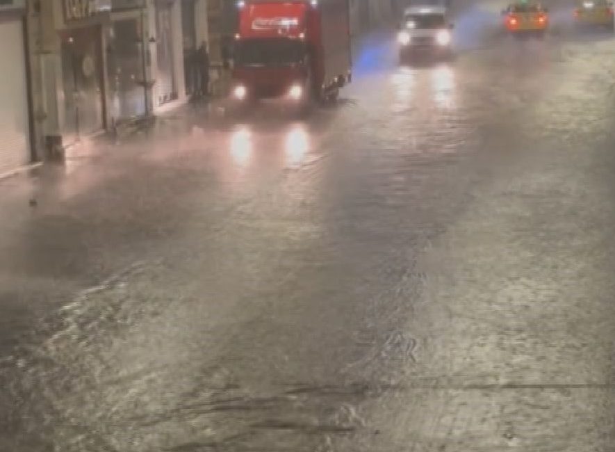 İstanbul’da Sağanak Yağış Etkili Oldu: Taksim ve İstiklal Caddesi Sular Altında Kaldı Meteoroloji Genel Müdürlüğü ve AKOM’un uyarılarının ardından İstanbul’da gece saatlerinde