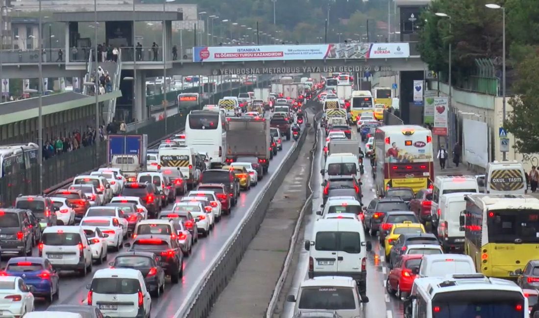 İstanbul’da Sağanak Yağış Trafiği Felç Etti: Yoğunluk Yüzde 87’ye Ulaştı İstanbul’da akşam saatlerinde etkili olan sağanak yağış, kent genelinde trafiği