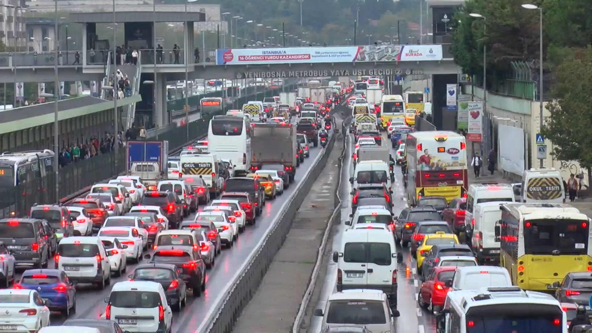 İstanbul’da akşam saatlerinde etkili olan sağanak yağış, kent genelinde trafiği
