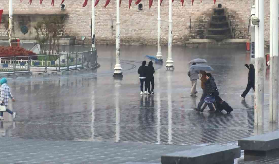 Meteoroloji Genel Müdürlüğü’nün uyarılarının ardından İstanbul’da beklenen sağanak yağış etkili