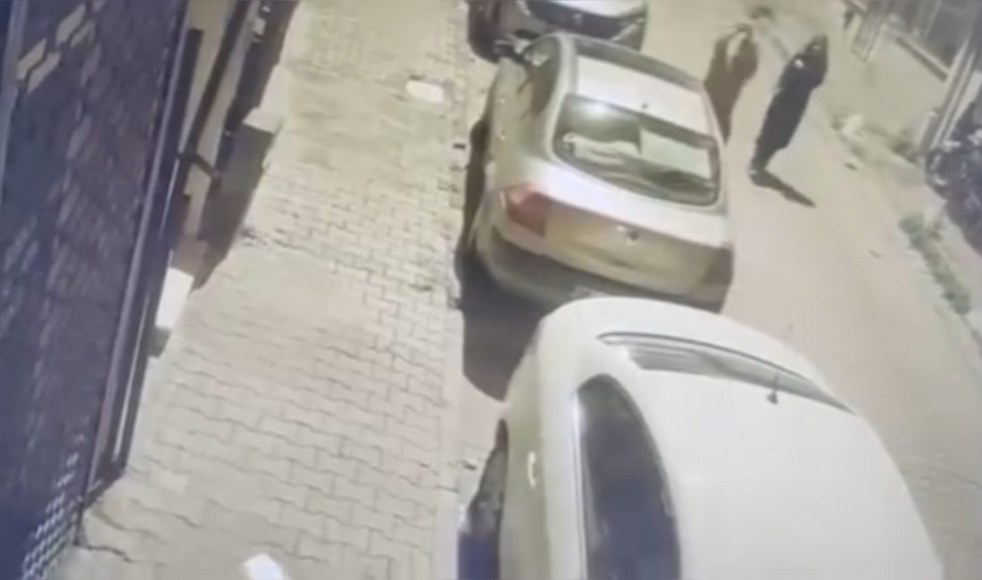 Kağıthane’de Park Halindeki Araçların Aynalarını Kırdı: O Anlar Kamerada   İstanbul Kağıthane’de gece saatlerinde cadde üzerinde yürüyen bir kişi,