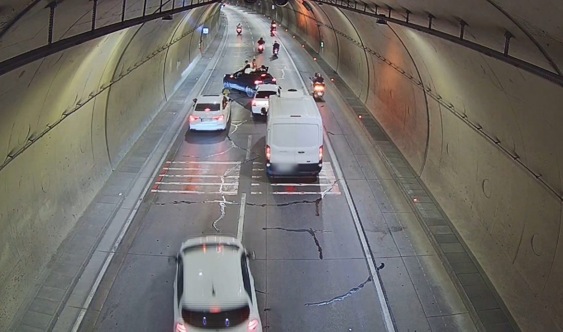 İstanbul Kağıthane’de asker uğurlaması yapan bir grup, tüneli trafiğe kapatarak