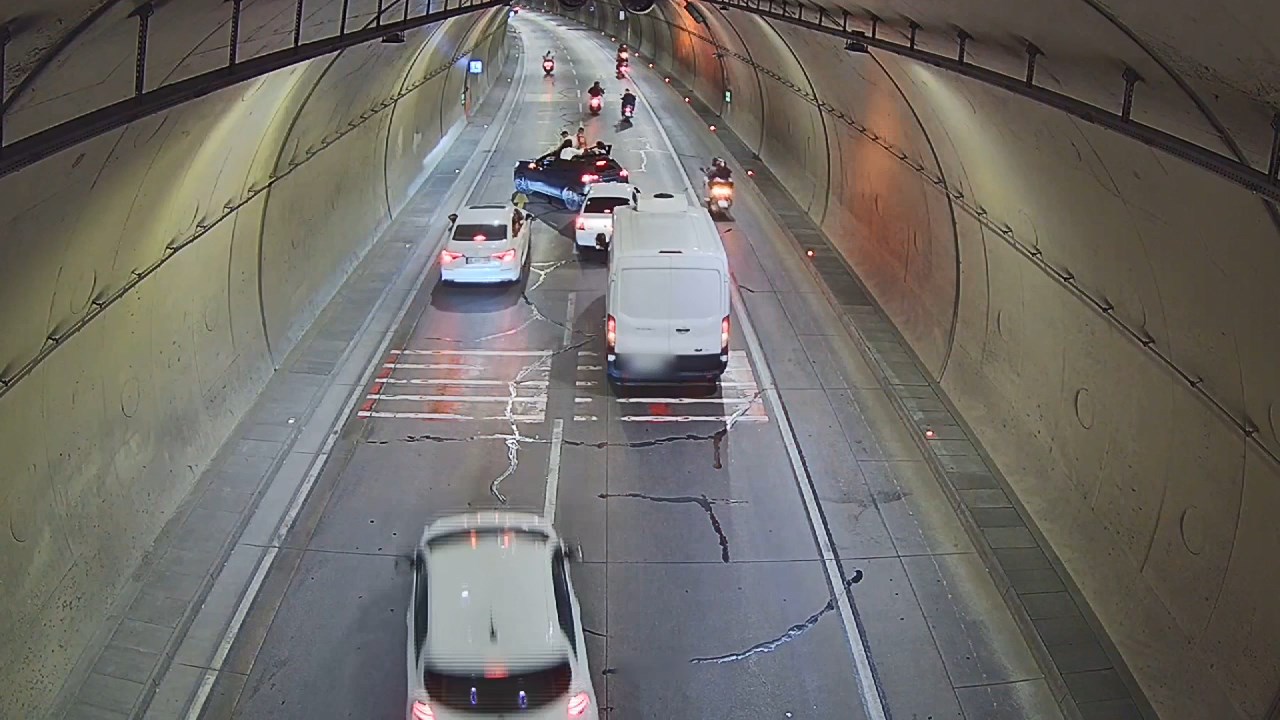 İstanbul Kağıthane’de asker uğurlaması yapan bir grup, tüneli trafiğe kapatarak