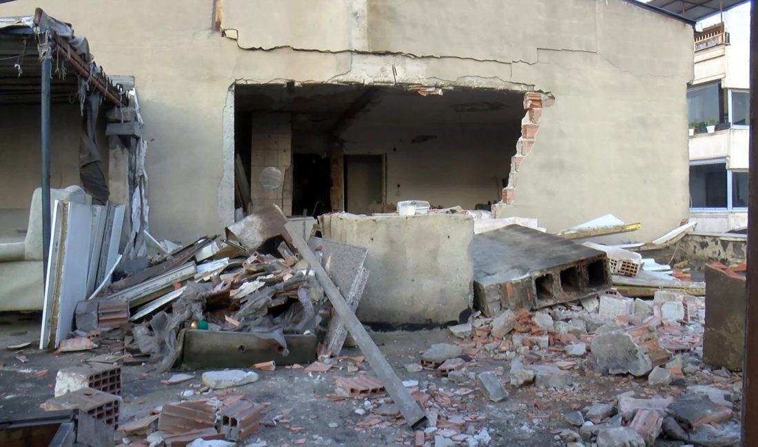 Küçükçekmece’de Termosifon Patladı: 2 Yaralı, Ev Kullanılamaz Hale Geldi İstanbul’un Küçükçekmece ilçesinde bir dairede termosifonun patlaması sonucu 2 kişi