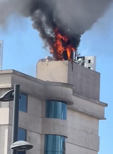 Pendik’te Hastane Çatısında Baz İstasyonu Yangını Paniğe Neden Oldu   İstanbul Pendik’te bulunan Özel Emsey Hastanesi’nin çatısındaki baz istasyonunda