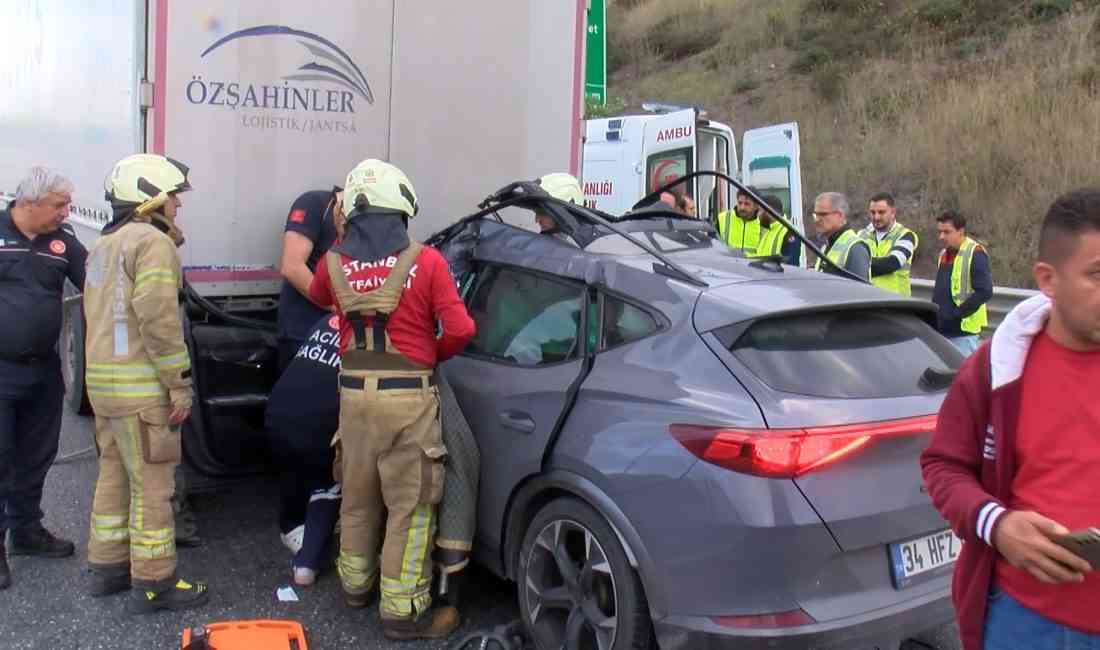 İstanbul’un Sancaktepe ilçesinde Kuzey Marmara Otoyolu’nda seyir halindeki otomobil, aynı