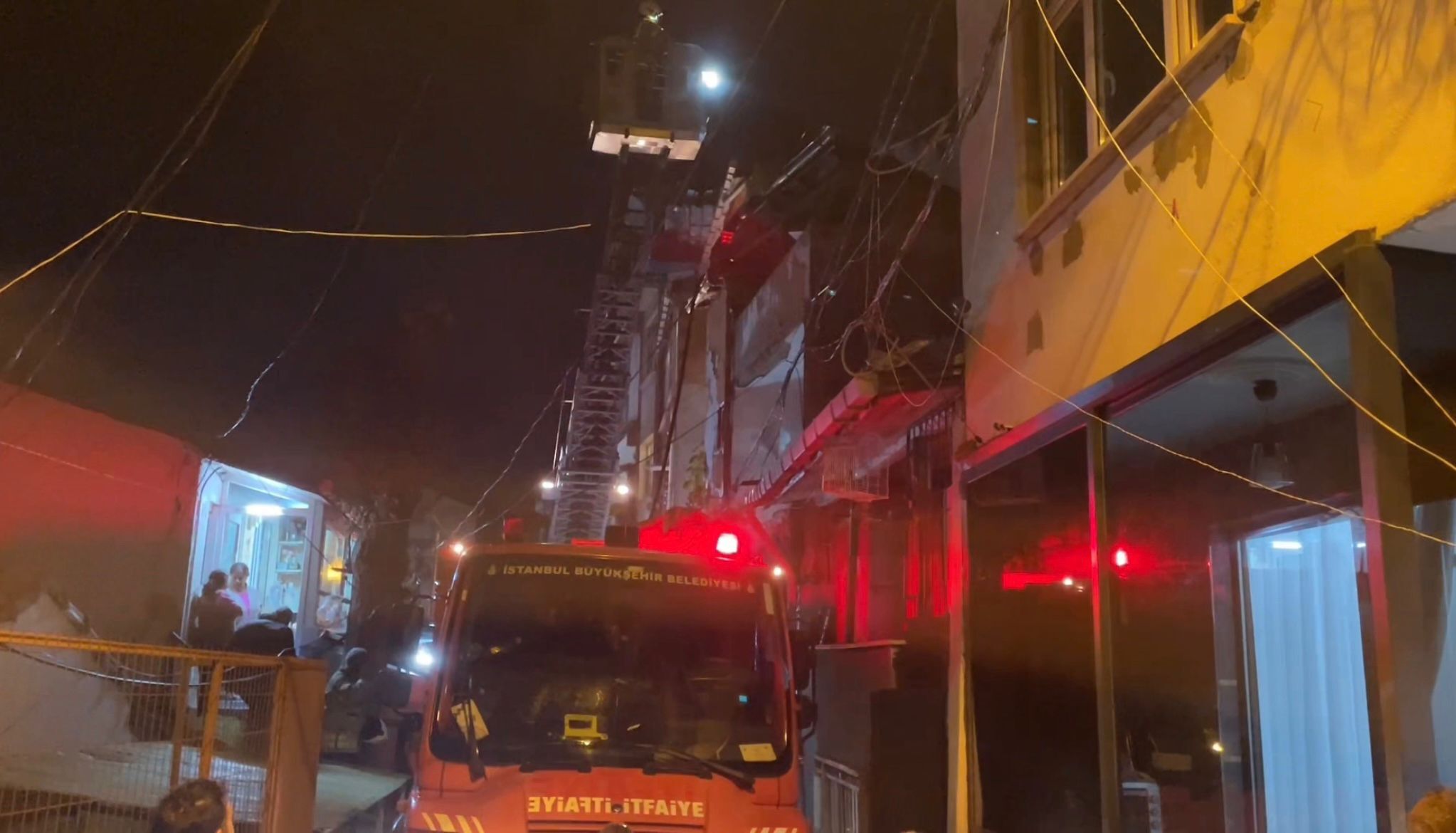   İstanbul Şişli’de 3 katlı bir binanın çatısında çıkan yangın,