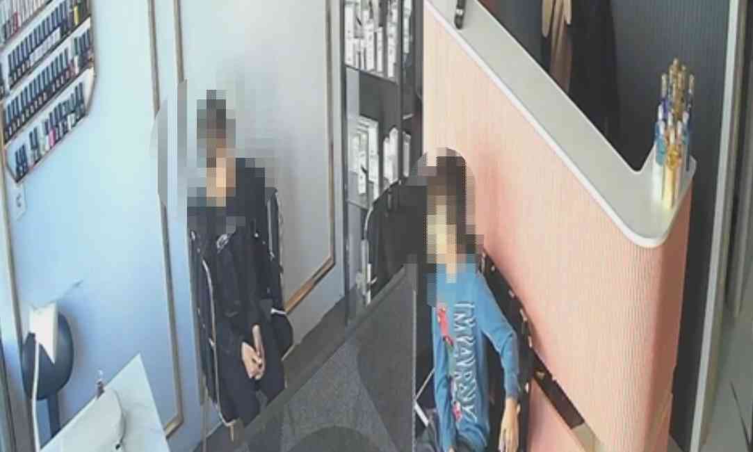 Sultangazi’de bir güzellik merkezine gelen kadın, çalışanların müşterilerle ilgilendiği sırada