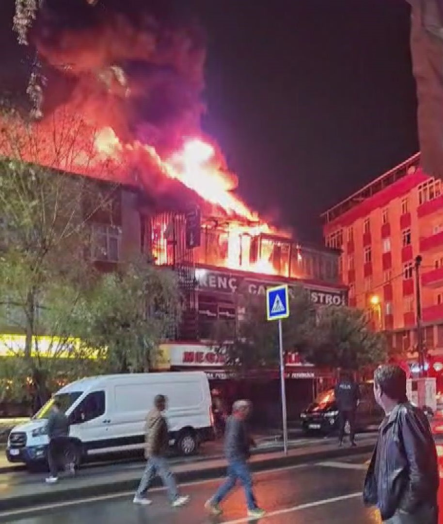 İstanbul’un Sultangazi ilçesinde, üç katlı bir binanın üst katında bulunan